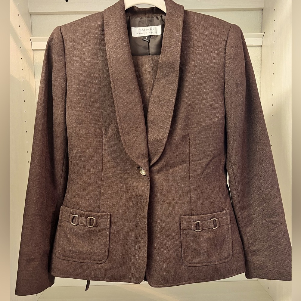 Elegant and trendy 2 piece Tahari suit